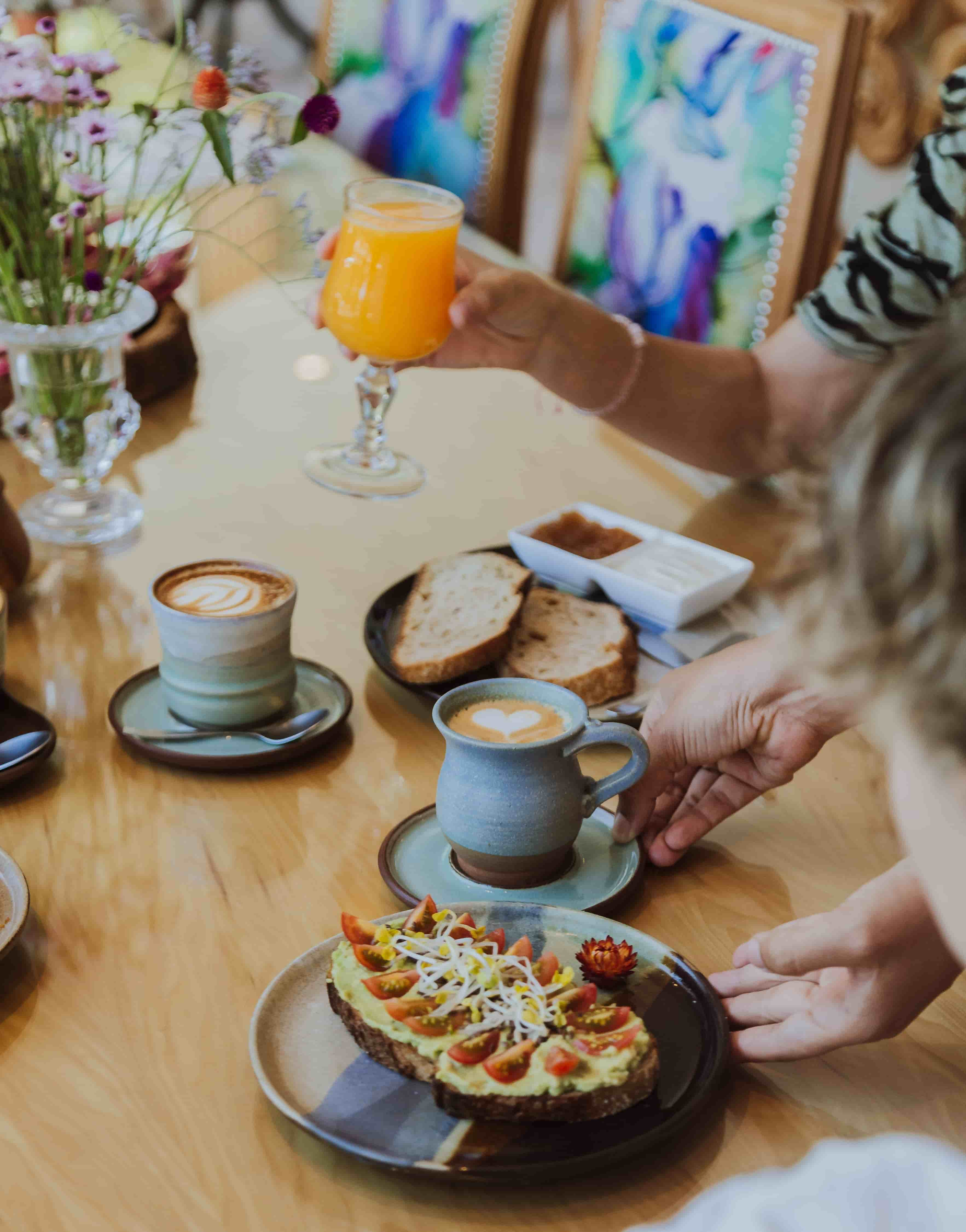 Personas tomando café